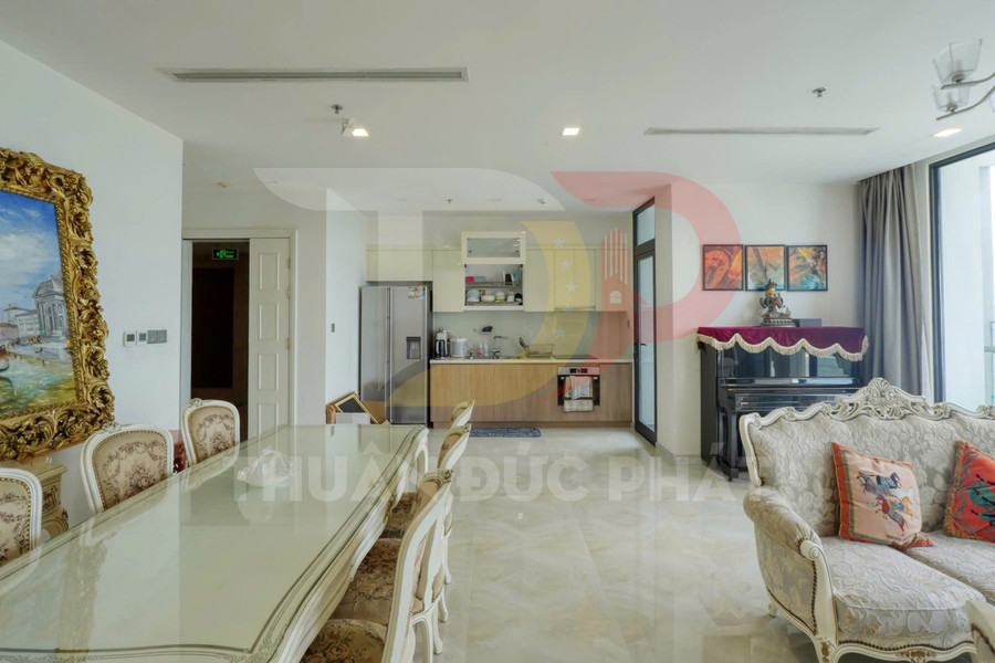 Cho thuê căn hộ Vinhomes Golden River Lux 6 3 phòng ngủ view sông và Bitexco full nội thất cao cấp tại Quận 1