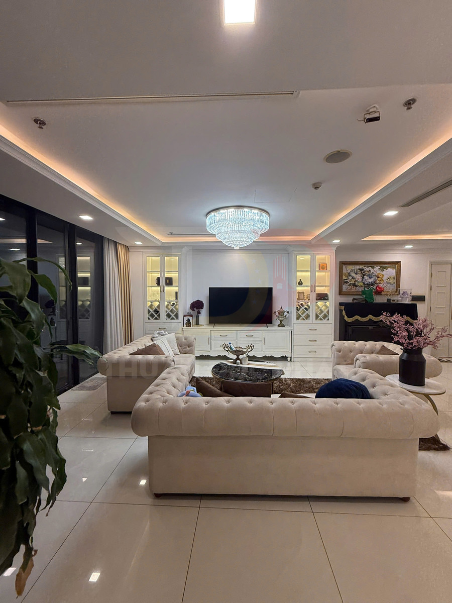 Bán căn hộ Vinhomes Golden River Aqua 2 diện tích 157 mét vuông, 3 phòng ngủ, view sông Sài Gòn