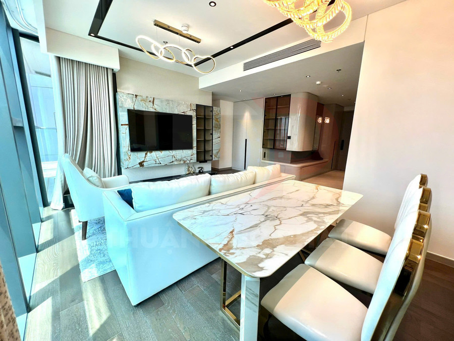 Bàn ăn mặt đá vân marble cùng ghế bọc da trắng trong không gian hiện đại