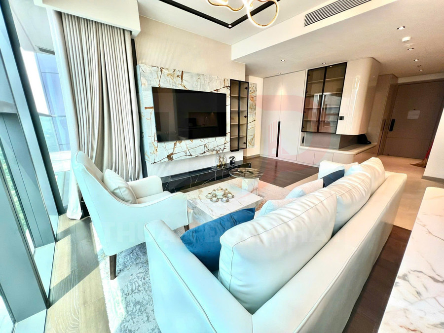 Bộ sofa màu trắng và bàn trà mặt đá trong phòng khách hiện đại