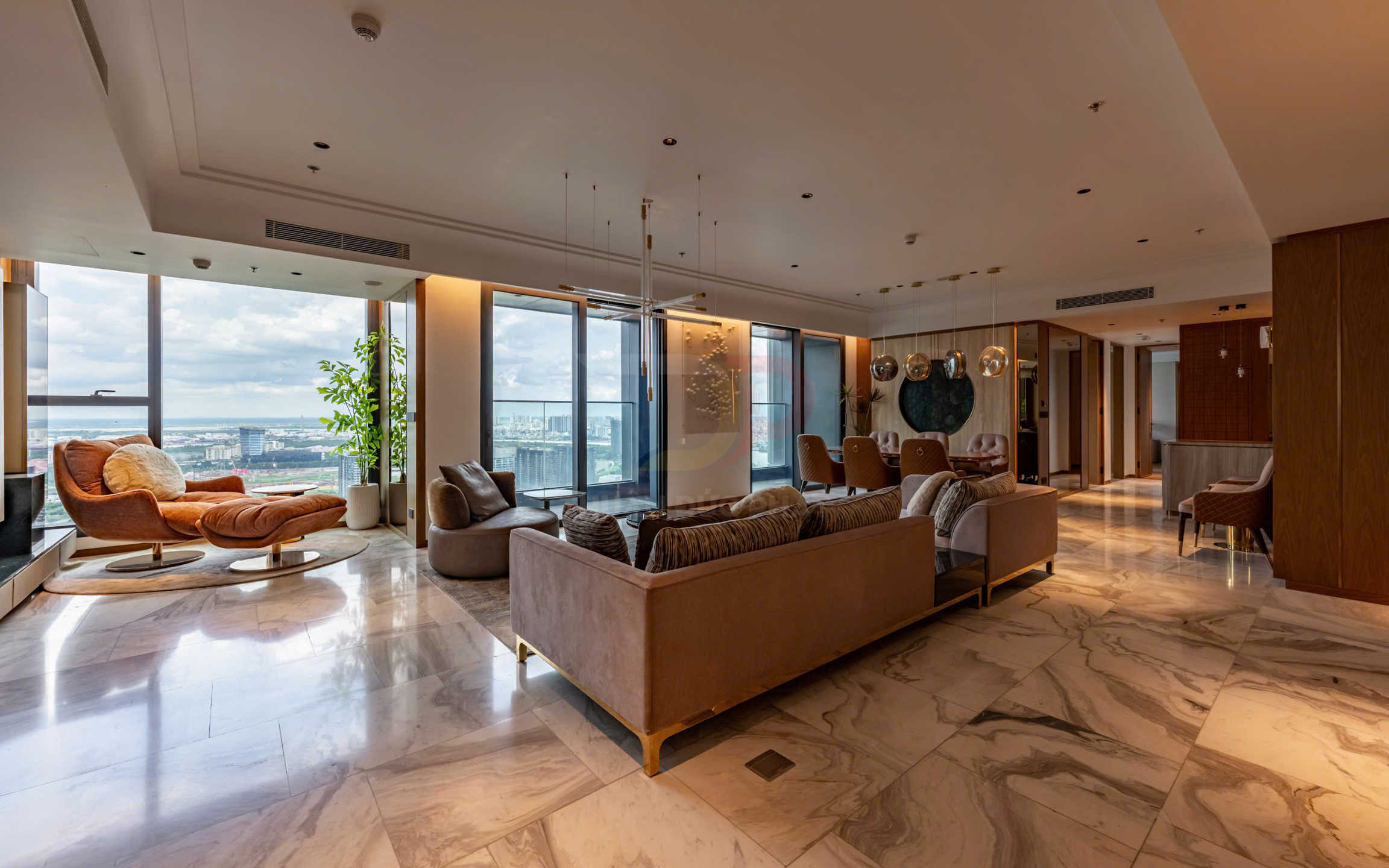 Phòng khách chung cư cao cấp với sofa nỉ màu be, ghế thư giãn cạnh cửa kính lớn view thành phố