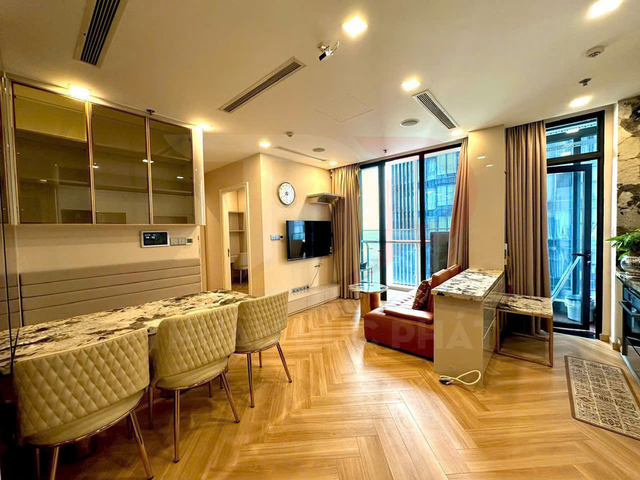 Căn hộ cao cấp với phòng khách và bếp mở, bàn ăn đá cẩm thạch và sofa da cạnh cửa kính lớn