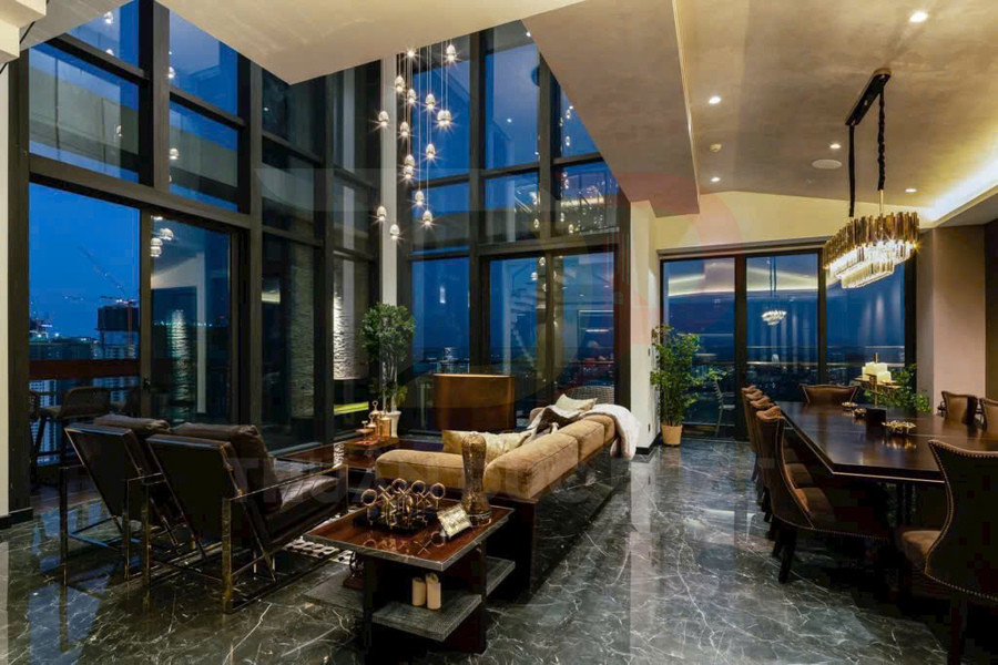 Phòng khách và phòng ăn căn hộ cao cấp với cửa kính lớn, nội thất sang trọng và đèn chùm hiện đại