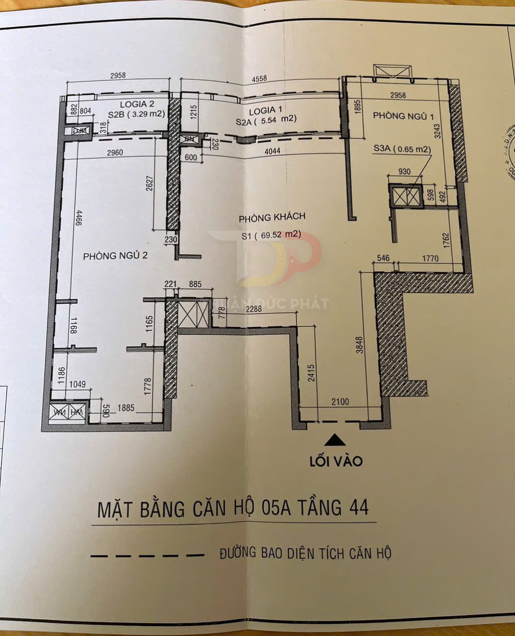 Bản vẽ mặt bằng căn hộ 05A tầng 44 với phòng khách, 2 phòng ngủ và logia