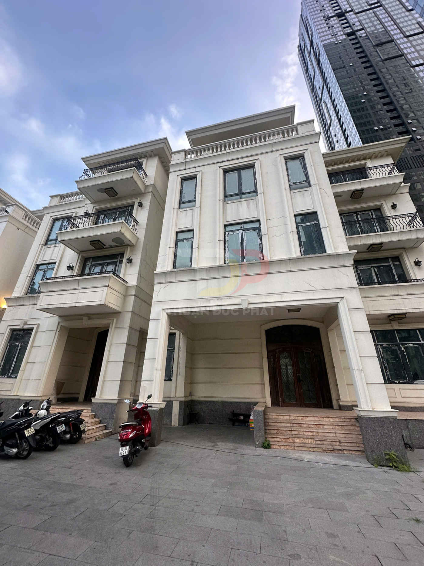 Mặt tiền biệt thự liền kề 3 tầng phong cách tân cổ điển với ban công sắt và gara trước nhà