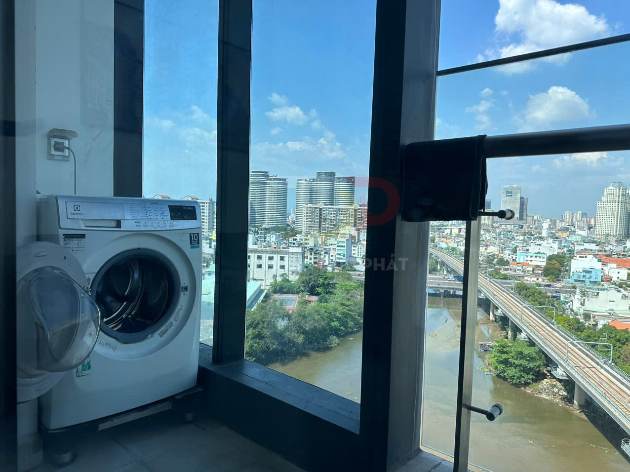 Máy giặt Electrolux cửa trước đặt cạnh cửa kính lớn nhìn ra thành phố