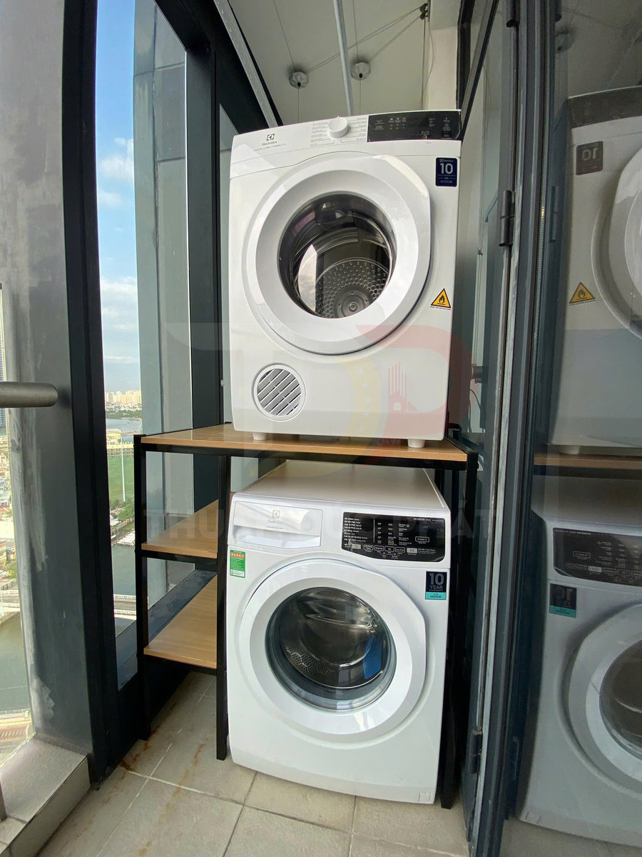 Máy giặt và máy sấy Electrolux cửa trước xếp chồng trên kệ gỗ đặt ở ban công kính
