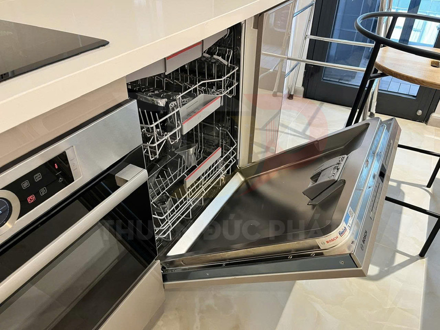 Máy rửa bát Bosch âm tủ cửa mở sẵn khay, lắp đặt trong bếp hiện đại