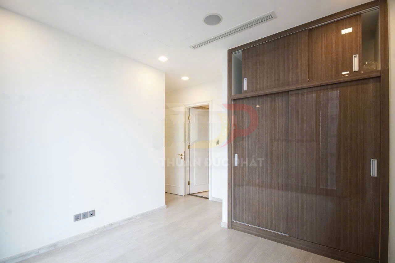 Tủ quần áo gỗ cửa lùa âm tường trong phòng ngủ hiện đại tông trắng sáng