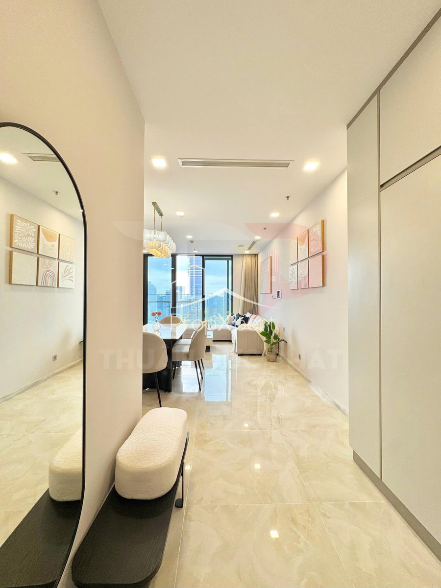 Căn hộ hiện đại với hành lang sáng, gương lớn, bàn ăn và phòng khách nhìn ra cửa sổ lớn