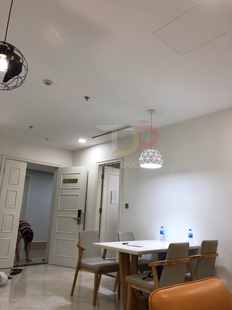 Cho thuê căn hộ Vinhomes Golden River Aqua 1 full nội thất 2 phòng ngủ 83m2 view thành phố và Landmark 81 giá 44 triệu bao thuế