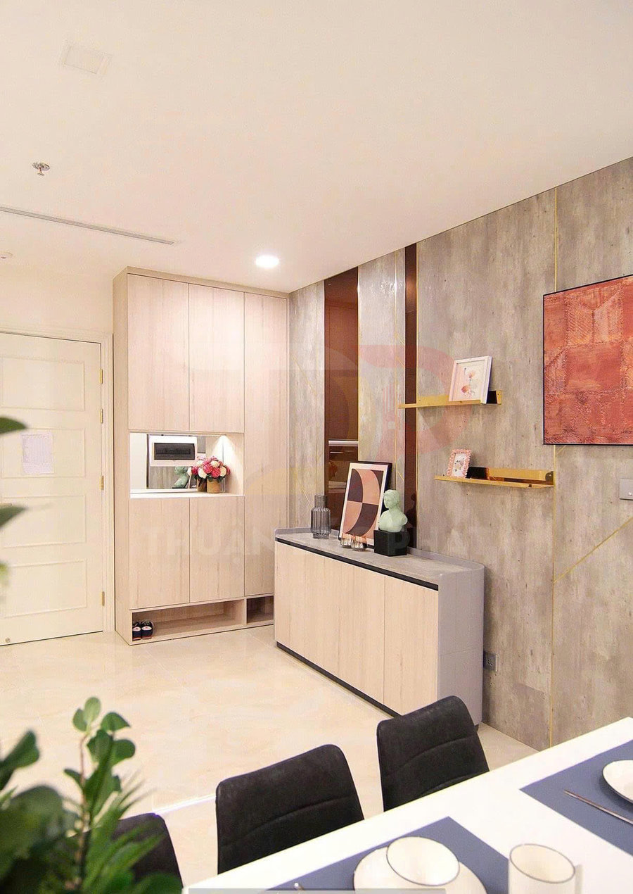 Tủ giày gỗ hiện đại đặt cạnh kệ trang trí phòng khách chung cư, phối màu sáng tối tối giản