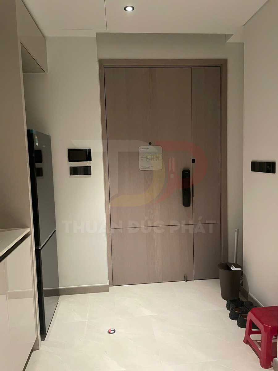 Cửa gỗ căn hộ màu sáng với khóa cửa điện tử hiện đại trong không gian bếp gọn gàng