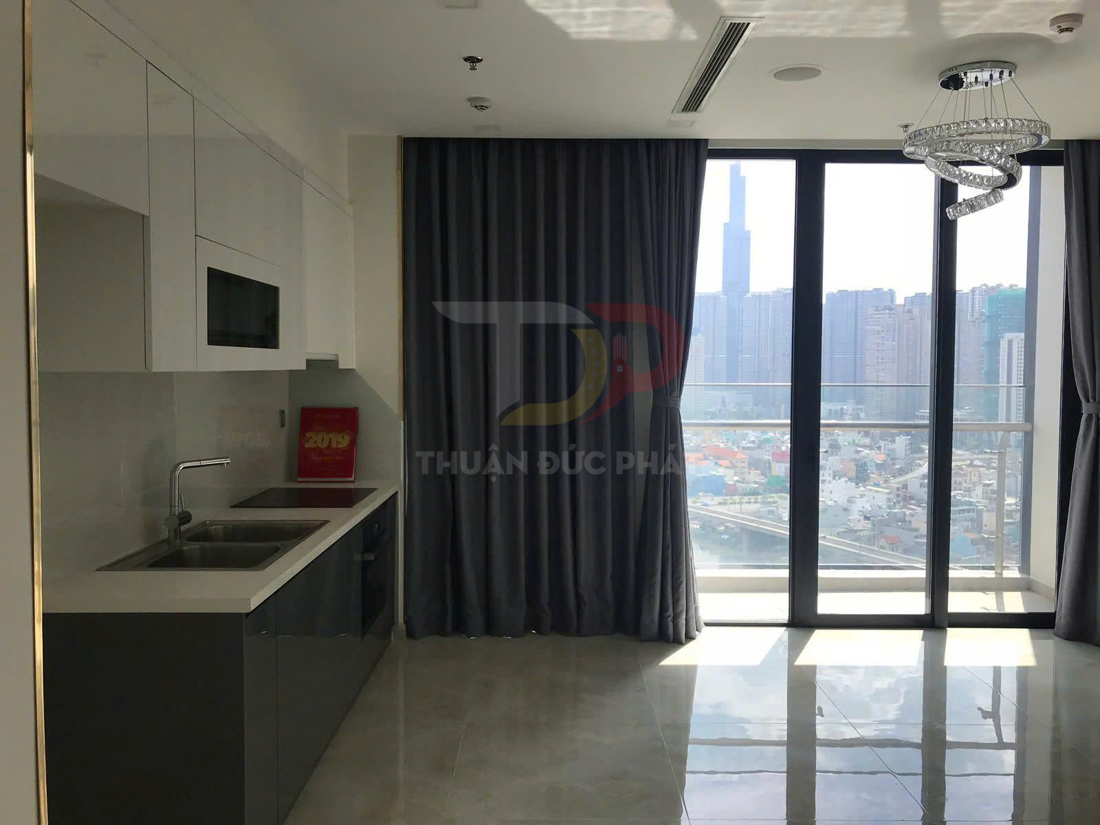 Cho Thuê Căn Hộ Vinhomes Golden River Tòa Aqua 1 Hai Phòng Ngủ Tầm Nhìn Trực Diện Landmark 81