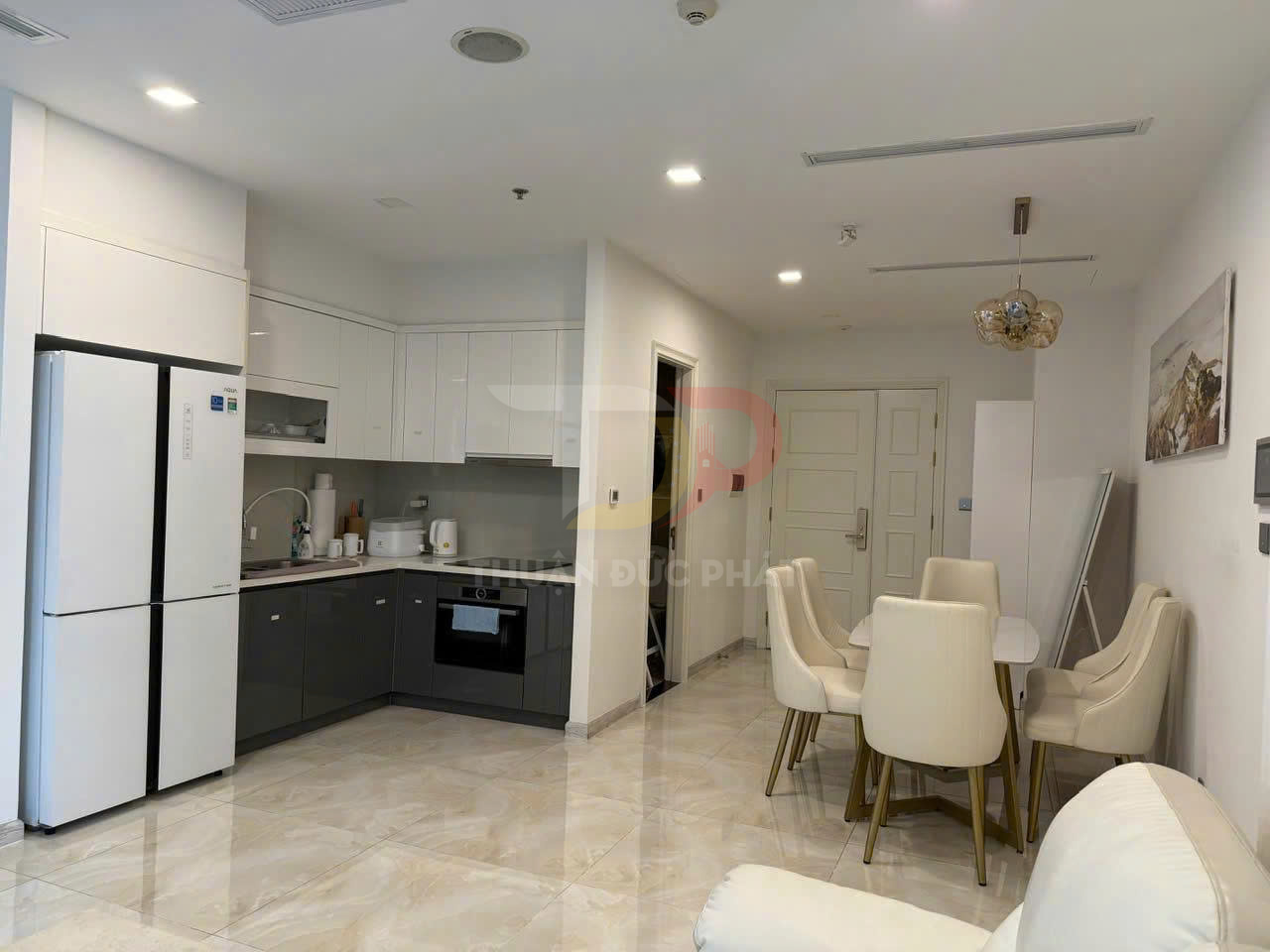 Cho Thuê Căn Hộ Vinhomes Golden River Hai Phòng Ngủ Tòa Lux 6 Đầy Đủ Nội Thất Mức Giá Tốt
