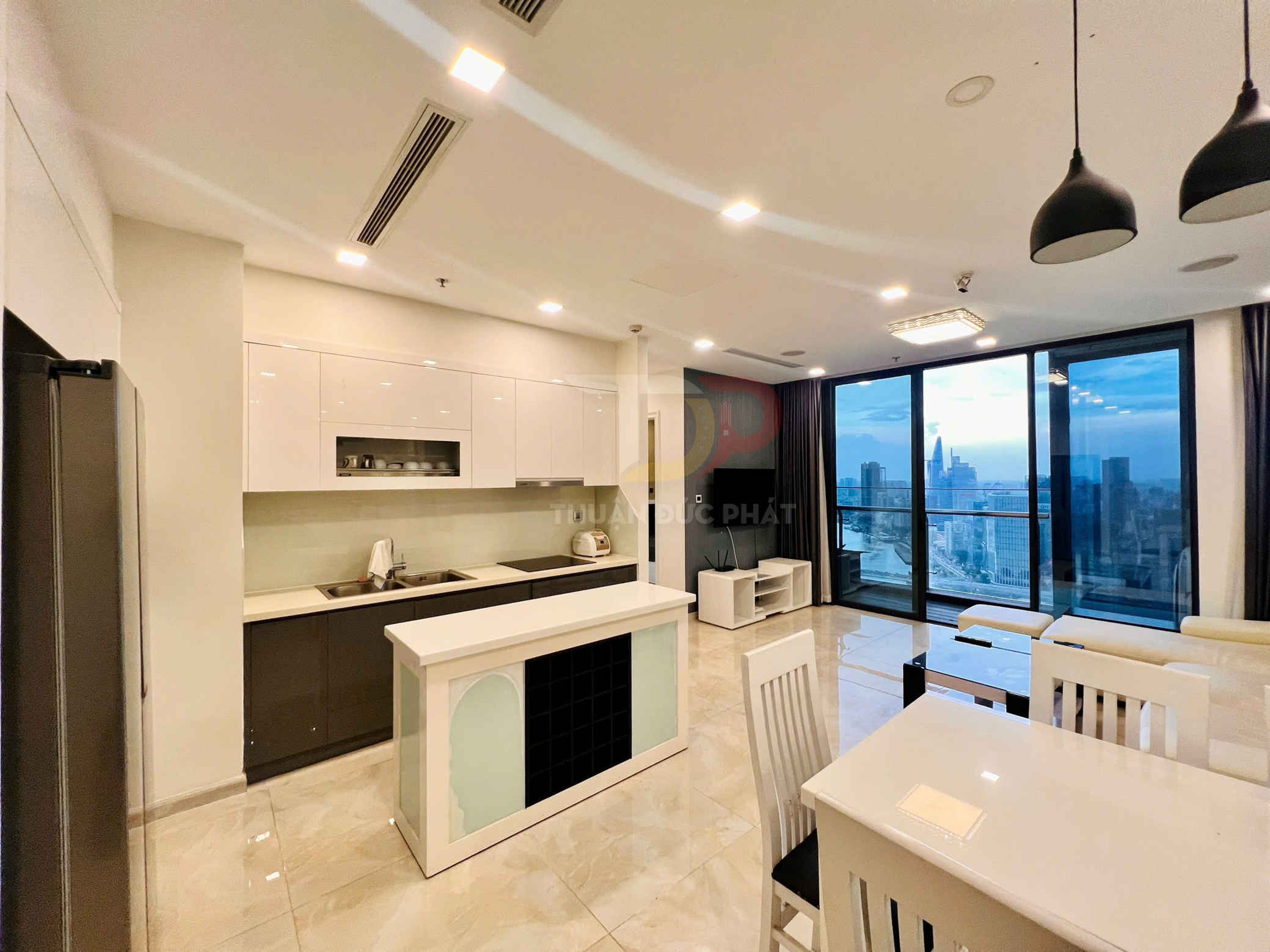 Cho thuê căn hộ Vinhomes Golden River Aqua 2 view sông Bitexco full nội thất 2 phòng ngủ giá 37 triệu