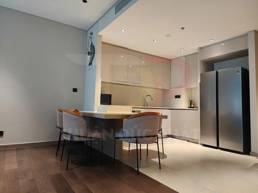 Bếp hiện đại với tủ bếp âm tường, bàn ăn nhỏ bốn ghế và tủ lạnh đôi inox cao cấp