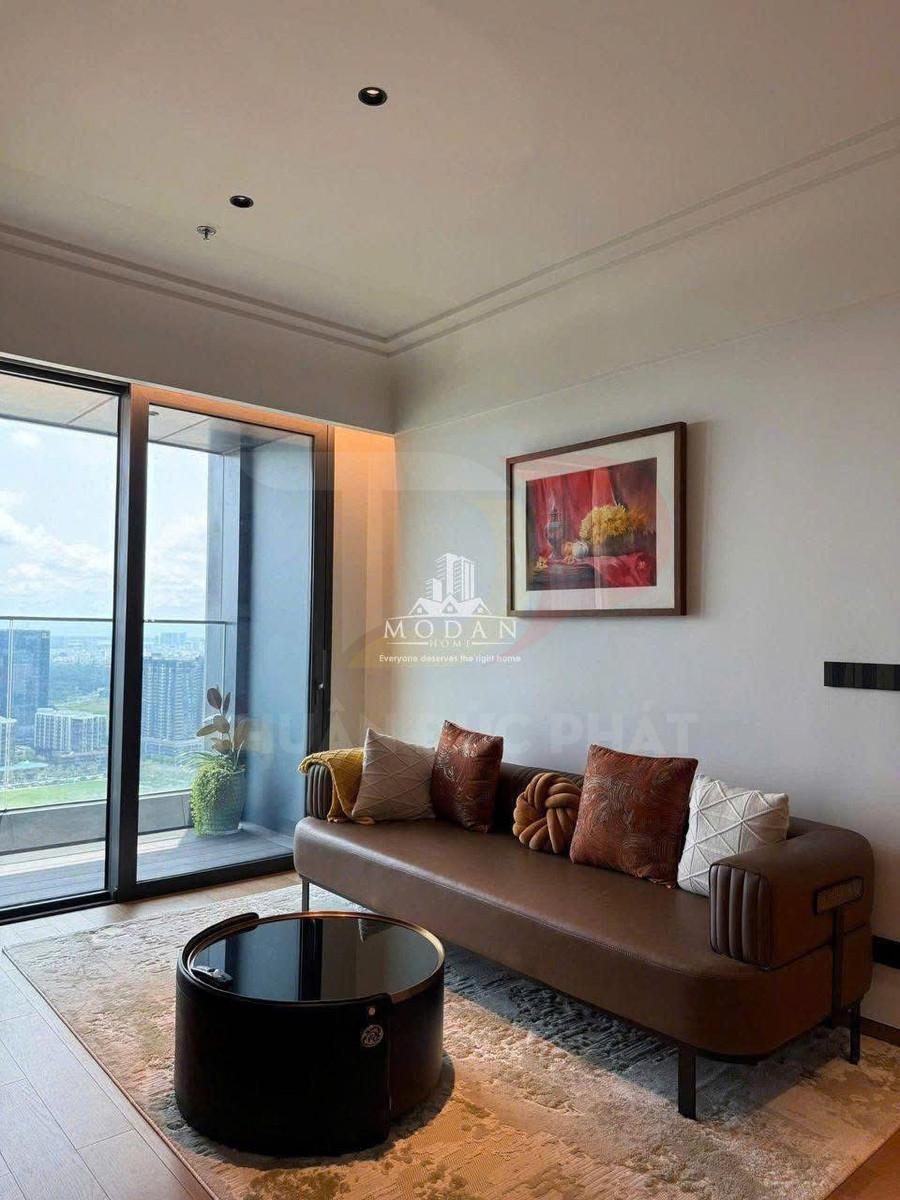 Ghế sofa băng màu nâu với gối trang trí trong phòng khách hiện đại