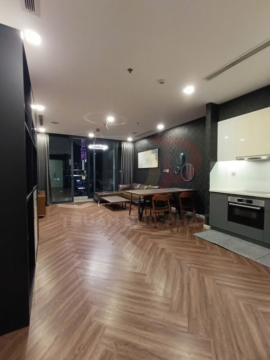 Căn hộ hiện đại với sàn gỗ xương cá, bếp âm tường và phòng khách nhìn ra cửa kính lớn ban đêm
