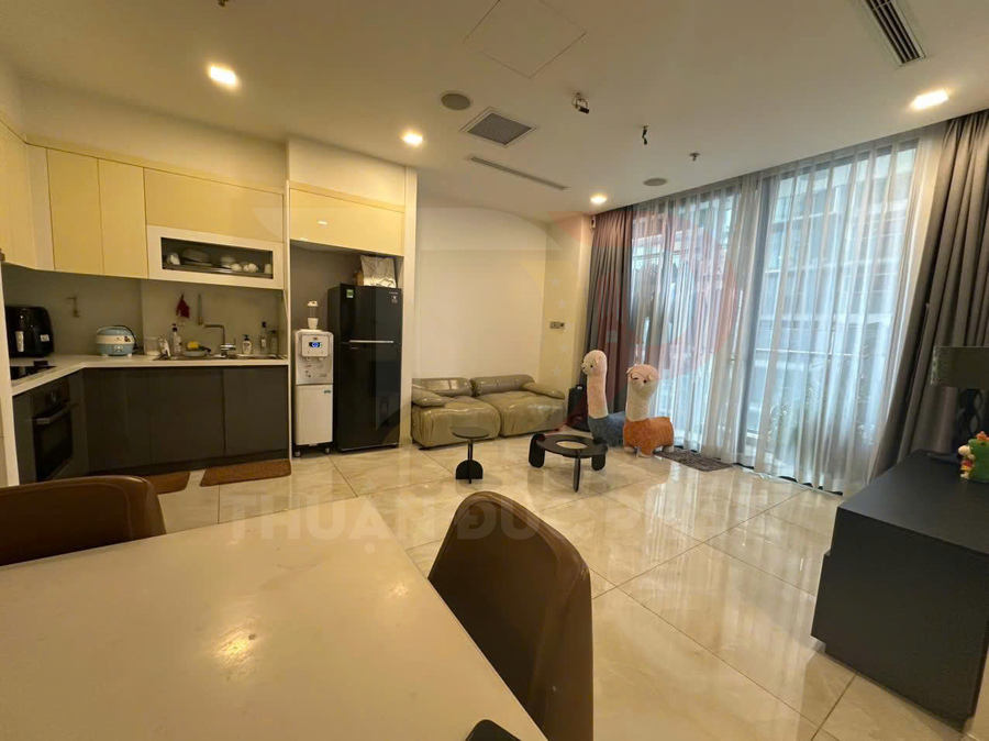 Cho thuê căn hộ Vinhomes Golden River Lux 6 diện tích 76,8 mét vuông, 2 phòng ngủ giá 30 triệu mỗi tháng