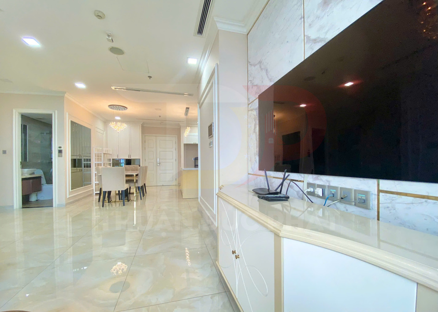 Phòng khách chung cư hiện đại với tivi màn hình phẳng treo tường và kệ tivi màu trắng sang trọng