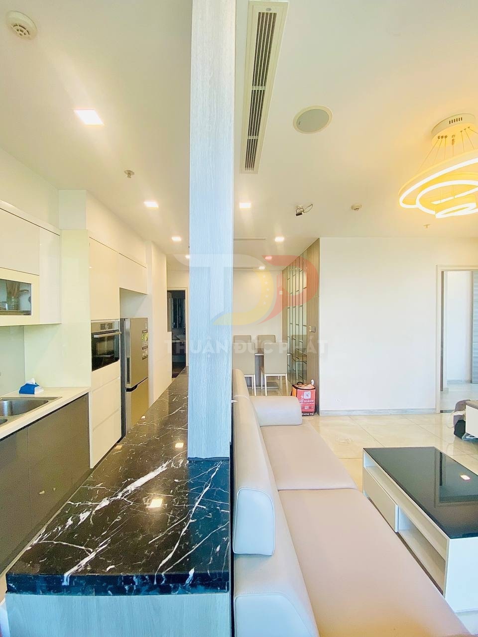 Cho thuê căn hộ Vinhomes Golden River Aqua 3 vòng cung 2 phòng ngủ full nội thất view Landmark 81 giá 31 triệu