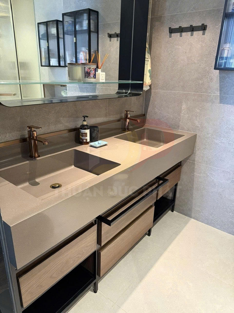 Tủ lavabo đôi hiện đại với chậu rửa liền mặt đá, vòi nước màu đồng và gương lớn trong phòng tắm