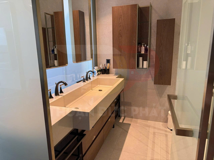 Bồn rửa mặt đôi hiện đại với vòi nước đen, tủ gỗ treo tường và gương lớn trong phòng tắm sang trọng