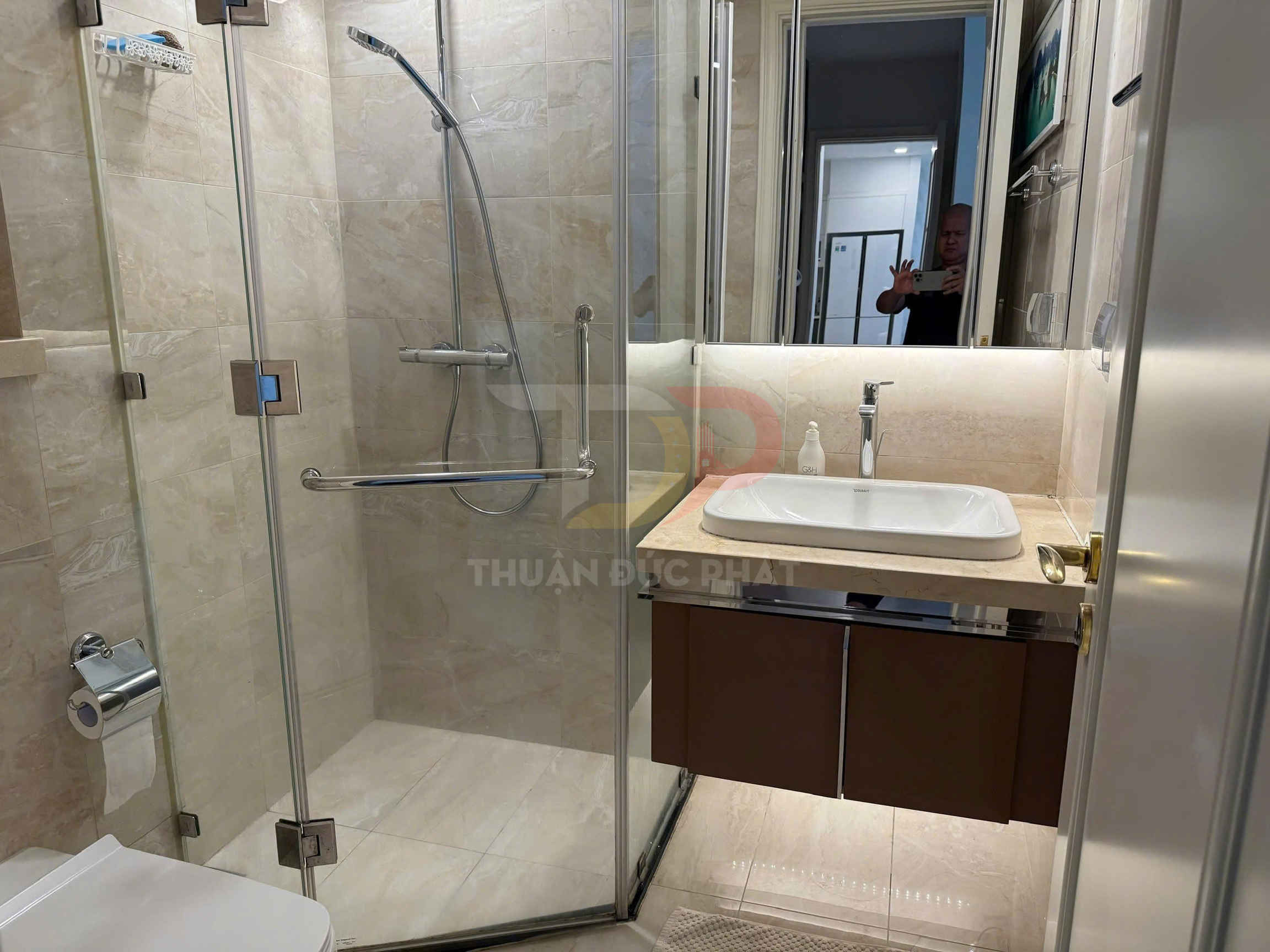 Cho Thuê Căn Hộ Vinhomes Golden River Hai Phòng Ngủ Tòa Lux 6 Đầy Đủ Nội Thất Mức Giá Tốt