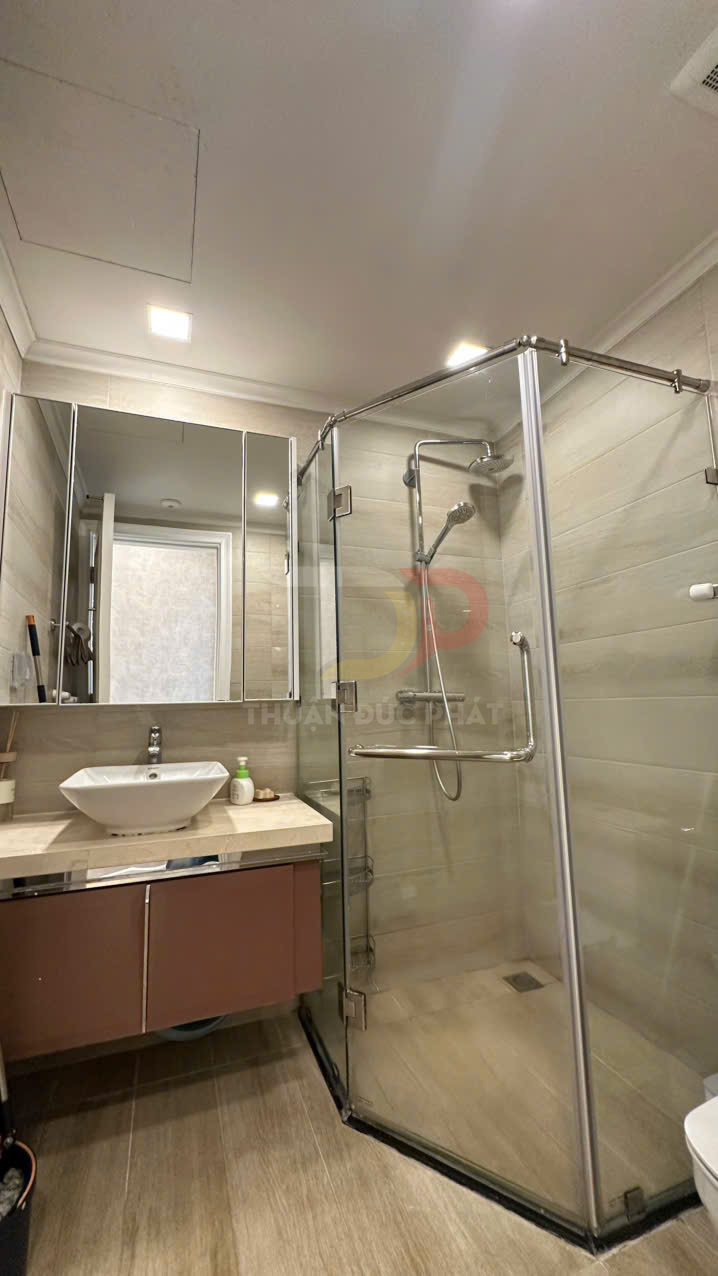 Cho thuê căn hộ Vinhomes Golden River Aqua 2 diện tích 72 mét vuông, 2 phòng ngủ, nội thất đầy đủ, view thành phố và Landmark 81