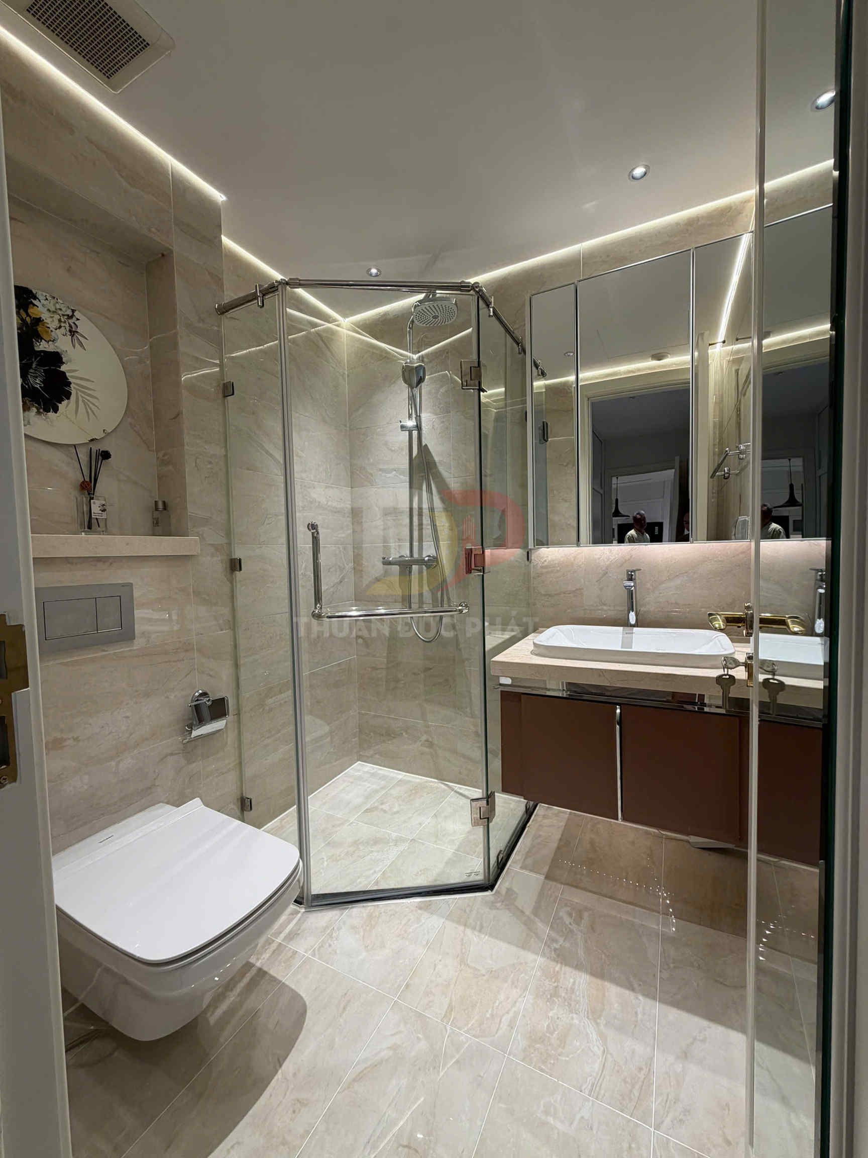 Cho Thuê Căn Hộ Vinhomes Golden River Lux 6, 2 Phòng Ngủ, Full Nội Thất, View Nội Khu Về A1