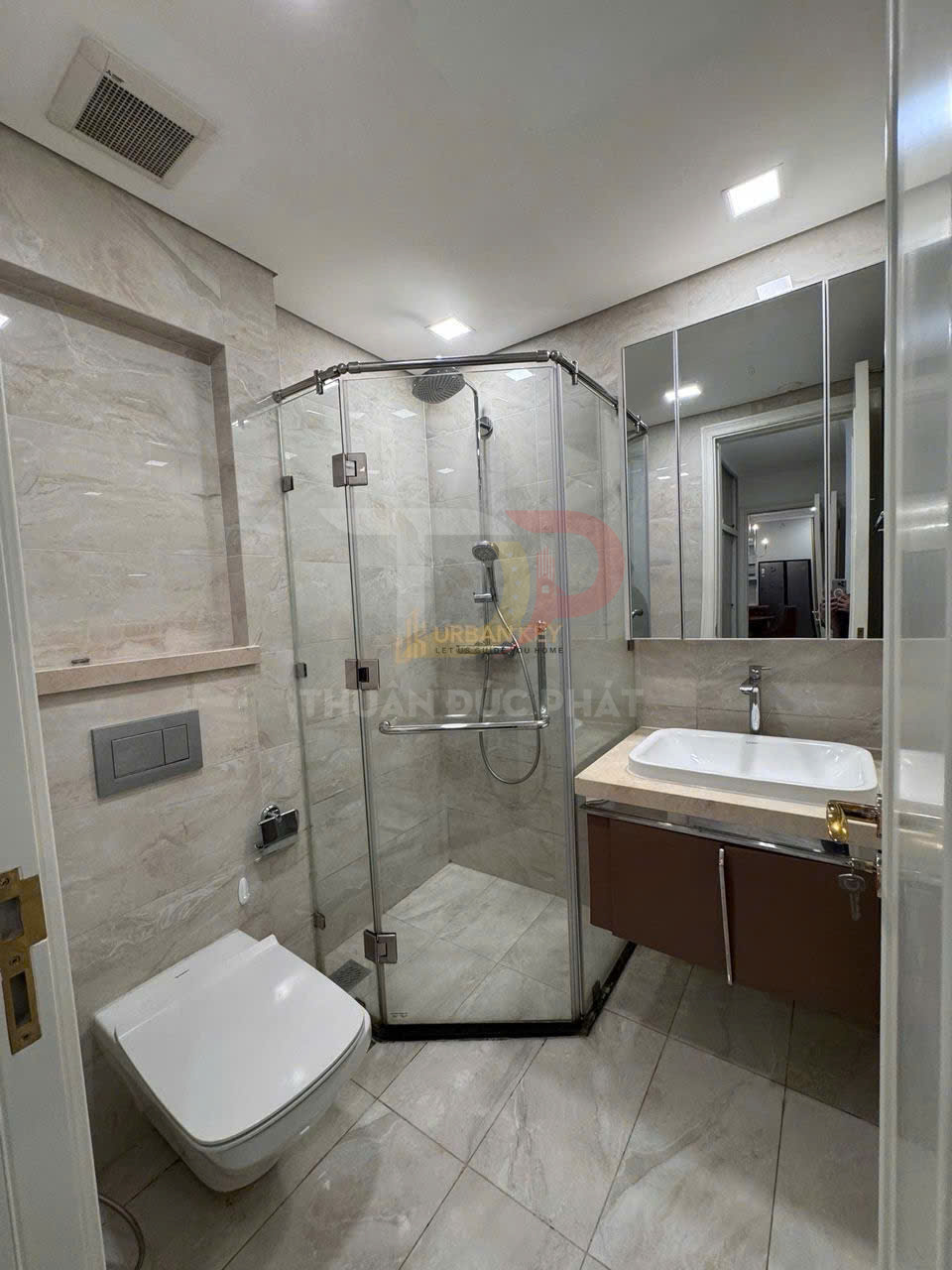 Cho Thuê Căn Hộ Vinhomes Golden River Lux 6 Hai Phòng Ngủ Full Nội Thất, View Thành Phố Và Nội Khu A1, Giá 33 Triệu Đồng