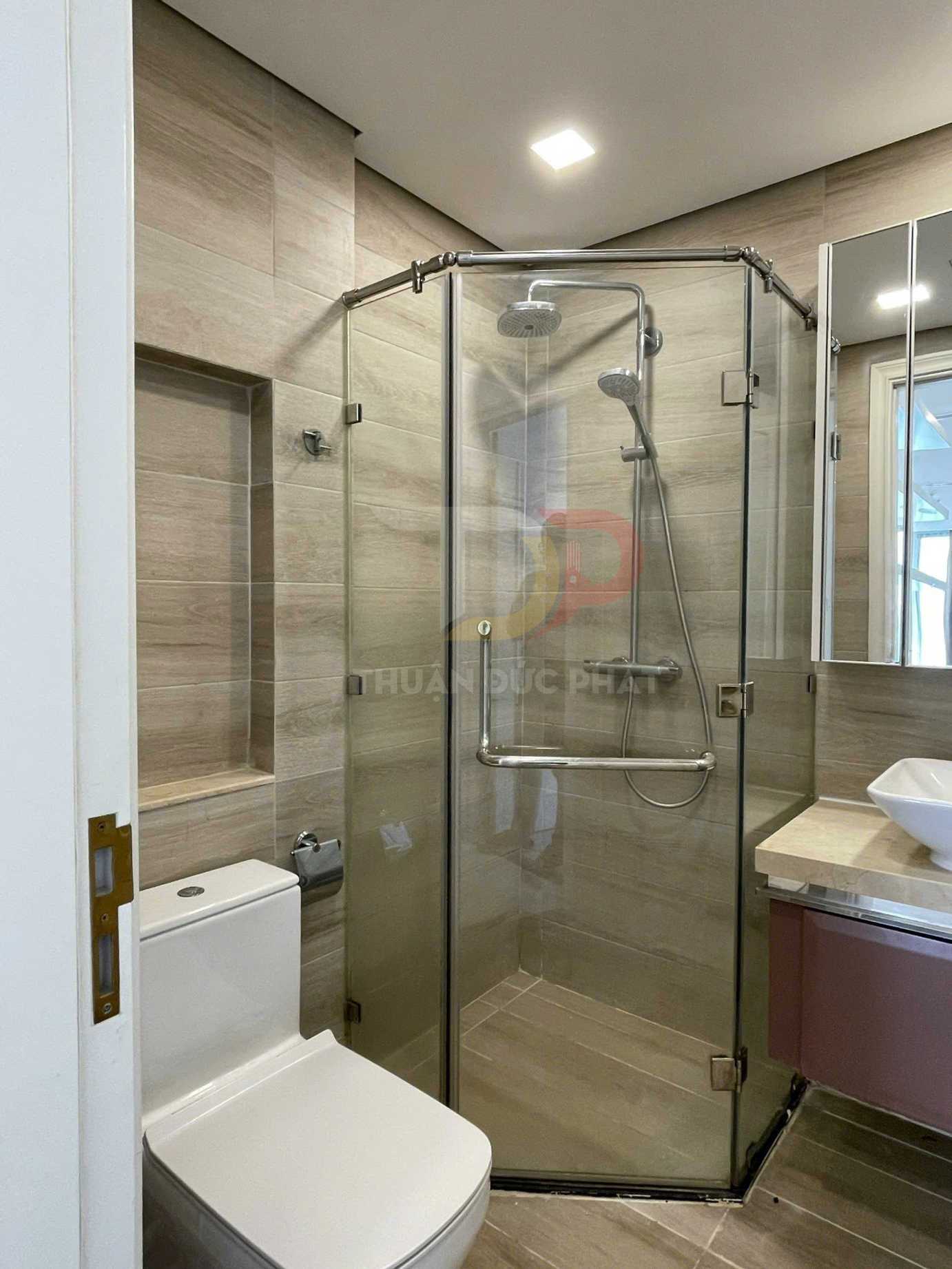 Cho thuê căn hộ Vinhomes Golden River Aqua 3 view sông và Bitexco, 3 phòng ngủ 118m2 nội thất cơ bản giá 45 triệu còn thương lượng