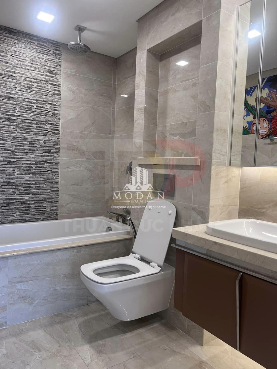 Phòng tắm hiện đại với bồn cầu treo tường, bồn tắm nằm và lavabo đá sang trọng