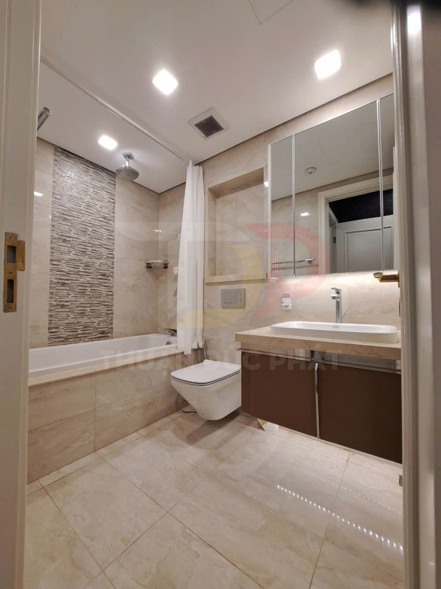 Phòng tắm hiện đại với bồn tắm đứng, bồn cầu treo tường và tủ lavabo đá marble sang trọng