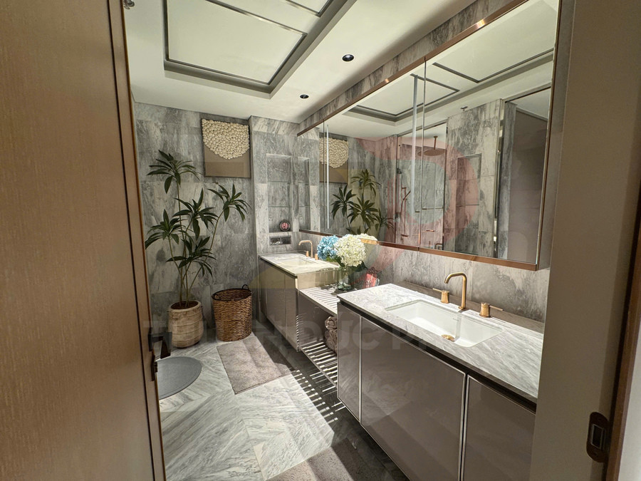Phòng tắm hiện đại với tủ lavabo đá cẩm thạch, vòi nước mạ vàng và gương lớn treo tường