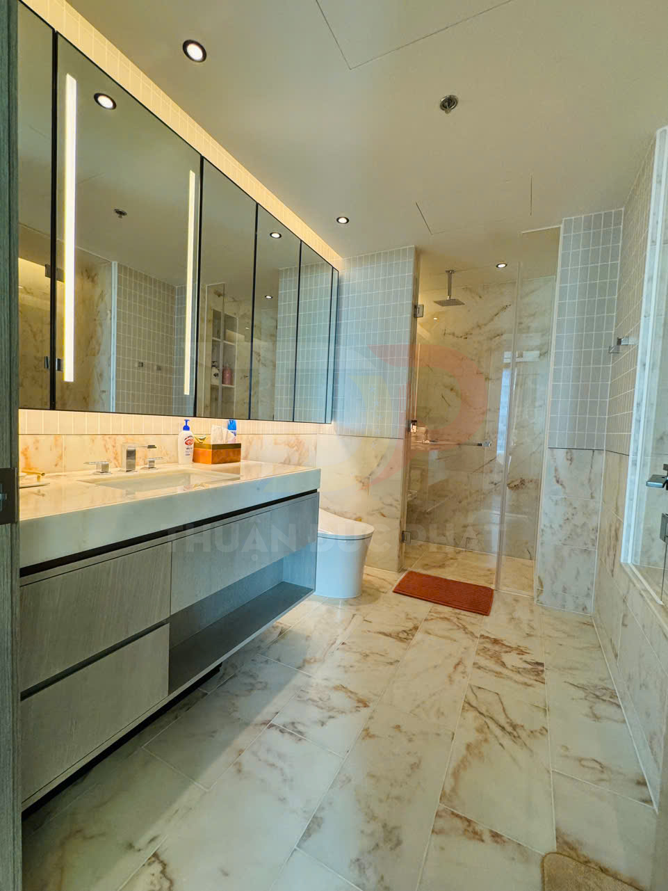 Phòng tắm hiện đại với tủ lavabo gỗ, gương lớn, sàn đá hoa và buồng tắm kính có vòi sen trần