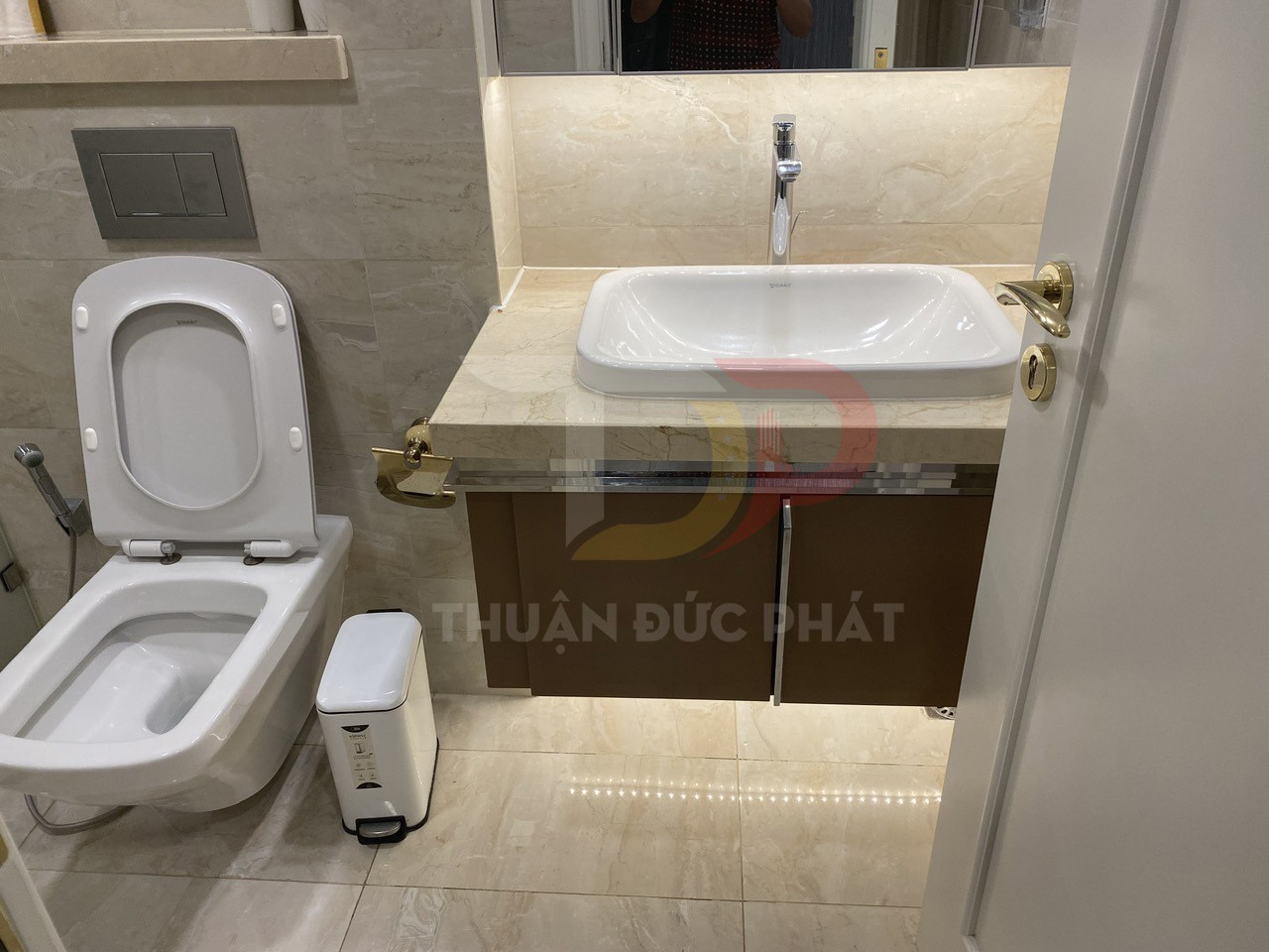 Cho thuê căn hộ Vinhomes Golden River Aqua 1 full nội thất 2 phòng ngủ view Landmark 81 giá 30 triệu NET