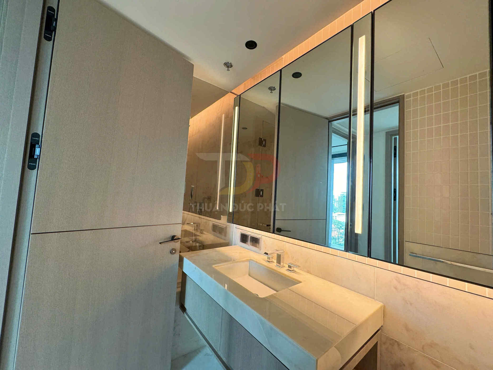 Tủ lavabo phòng tắm hiện đại với bồn rửa đôi, mặt đá sáng và gương lớn có đèn led dọc