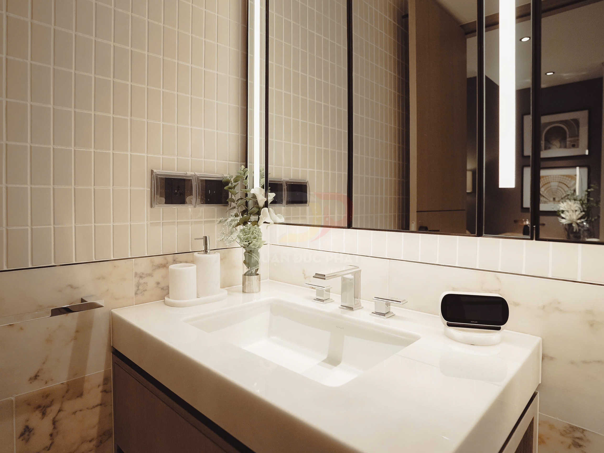Bồn rửa mặt đá cẩm thạch hiện đại với vòi nước inox, kệ để xà phòng và lọ hoa trang trí trong phòng tắm cao cấp