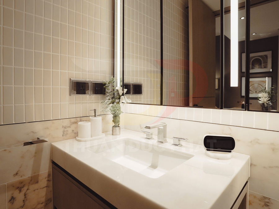 Bồn rửa mặt hiện đại với vòi nước inox, gương lớn và kệ để xà phòng trong phòng tắm sang trọng
