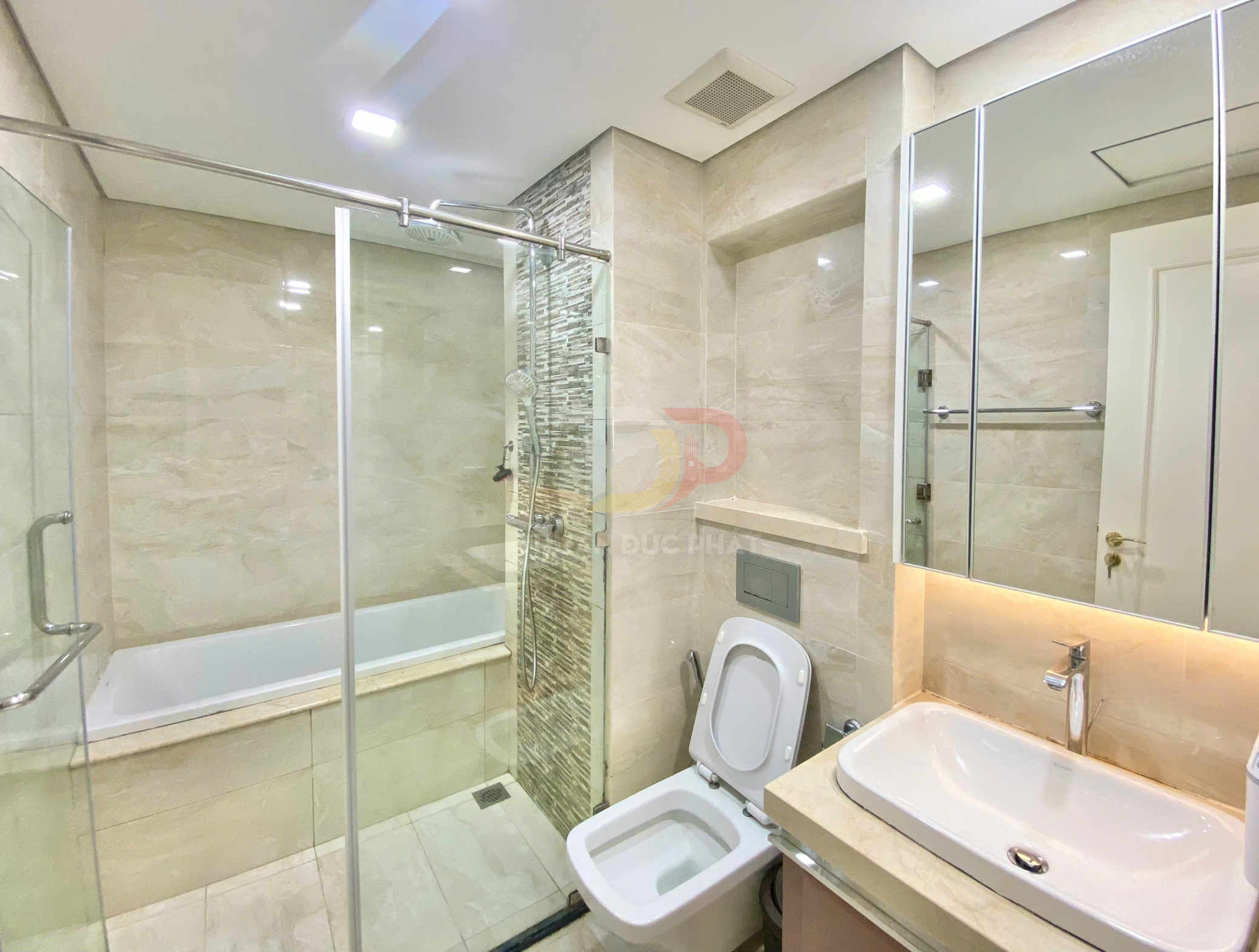 Bán căn hộ Vinhomes Golden River Lux 6 full nội thất 3 phòng ngủ view Thảo Cầm Viên giá 26 tỷ sổ hồng sẵn có hợp đồng thuê ổn định