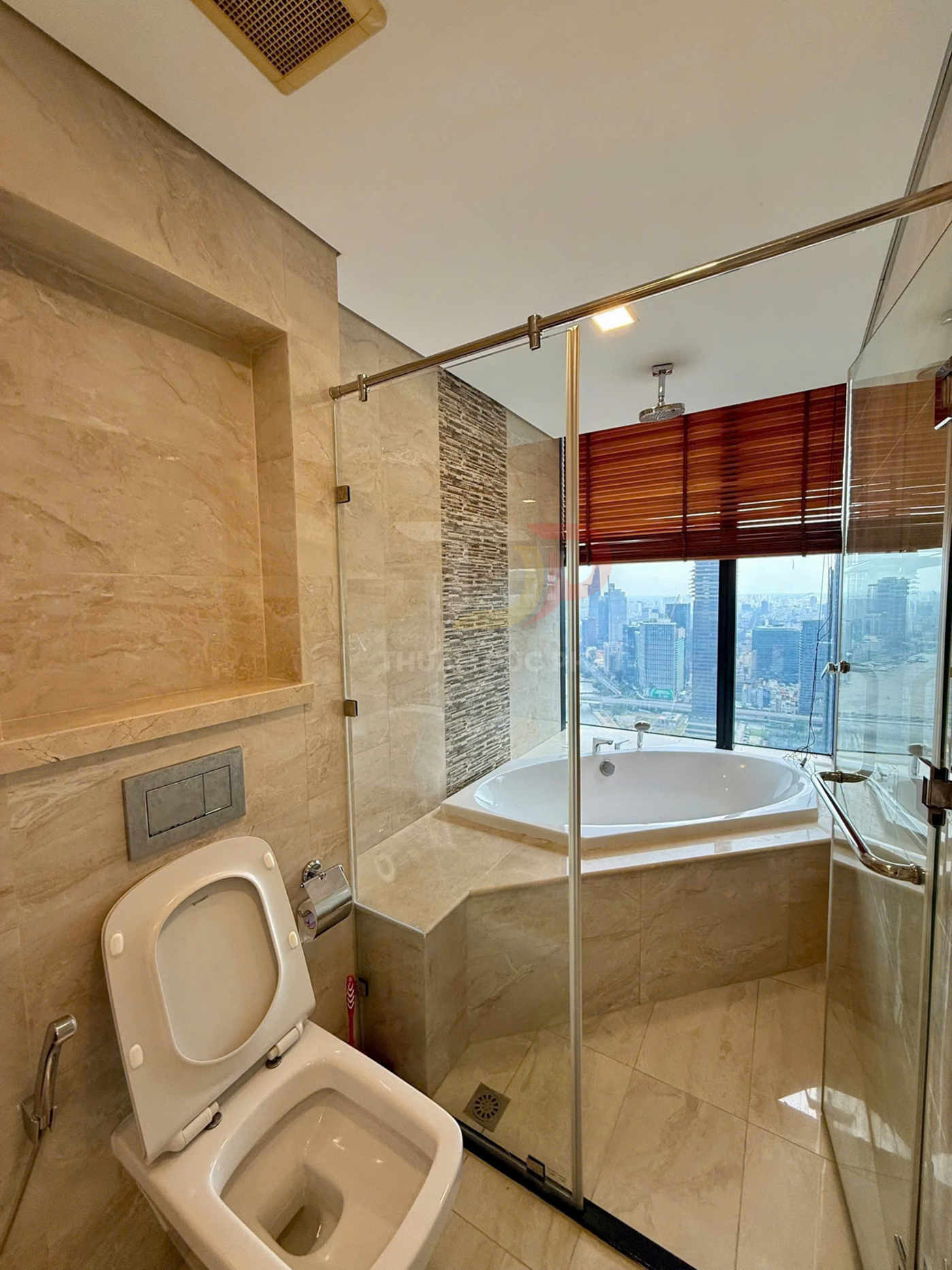 Phòng tắm hiện đại với bồn cầu và bồn tắm góc cạnh cửa kính nhìn ra thành phố