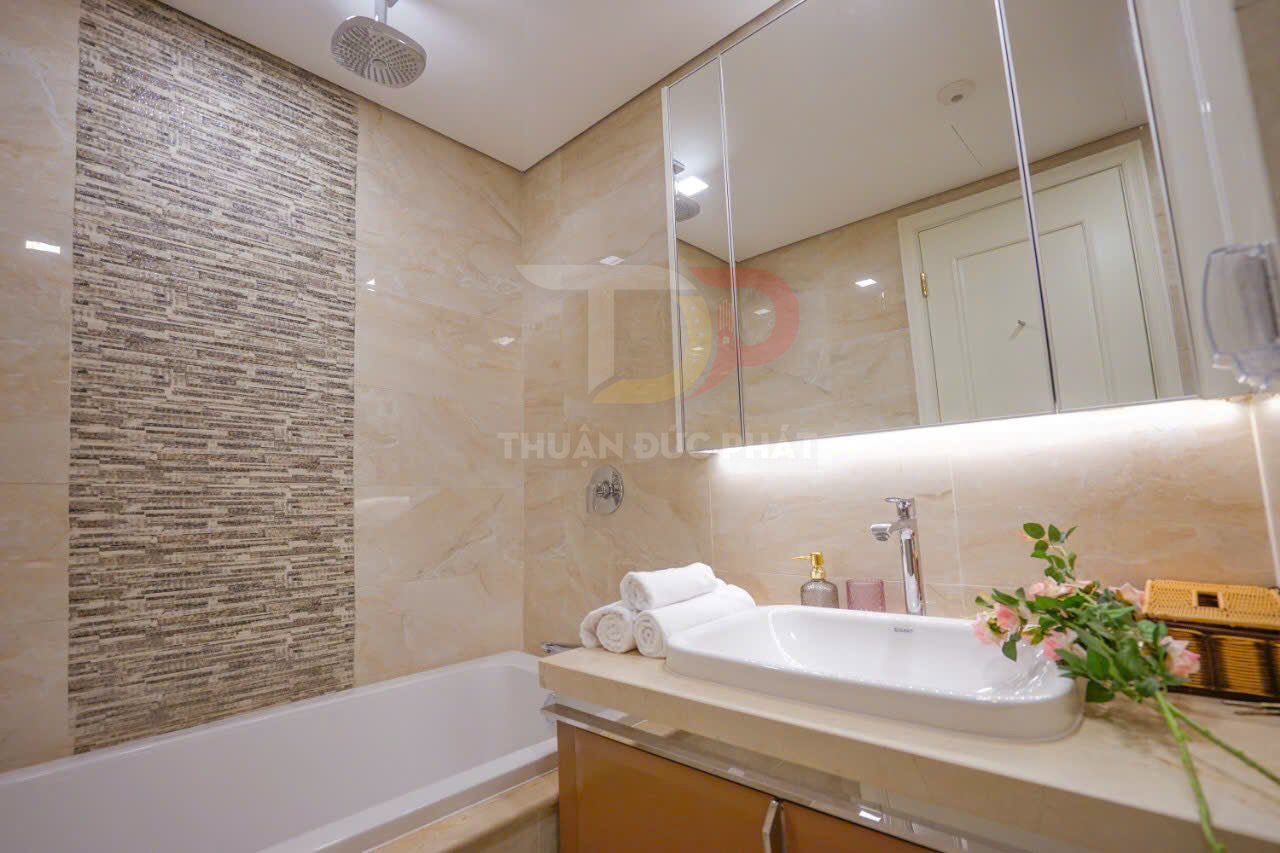 Phòng tắm hiện đại với bồn tắm, vòi sen trần, lavabo đặt bàn và gương lớn ốp tường đá marble