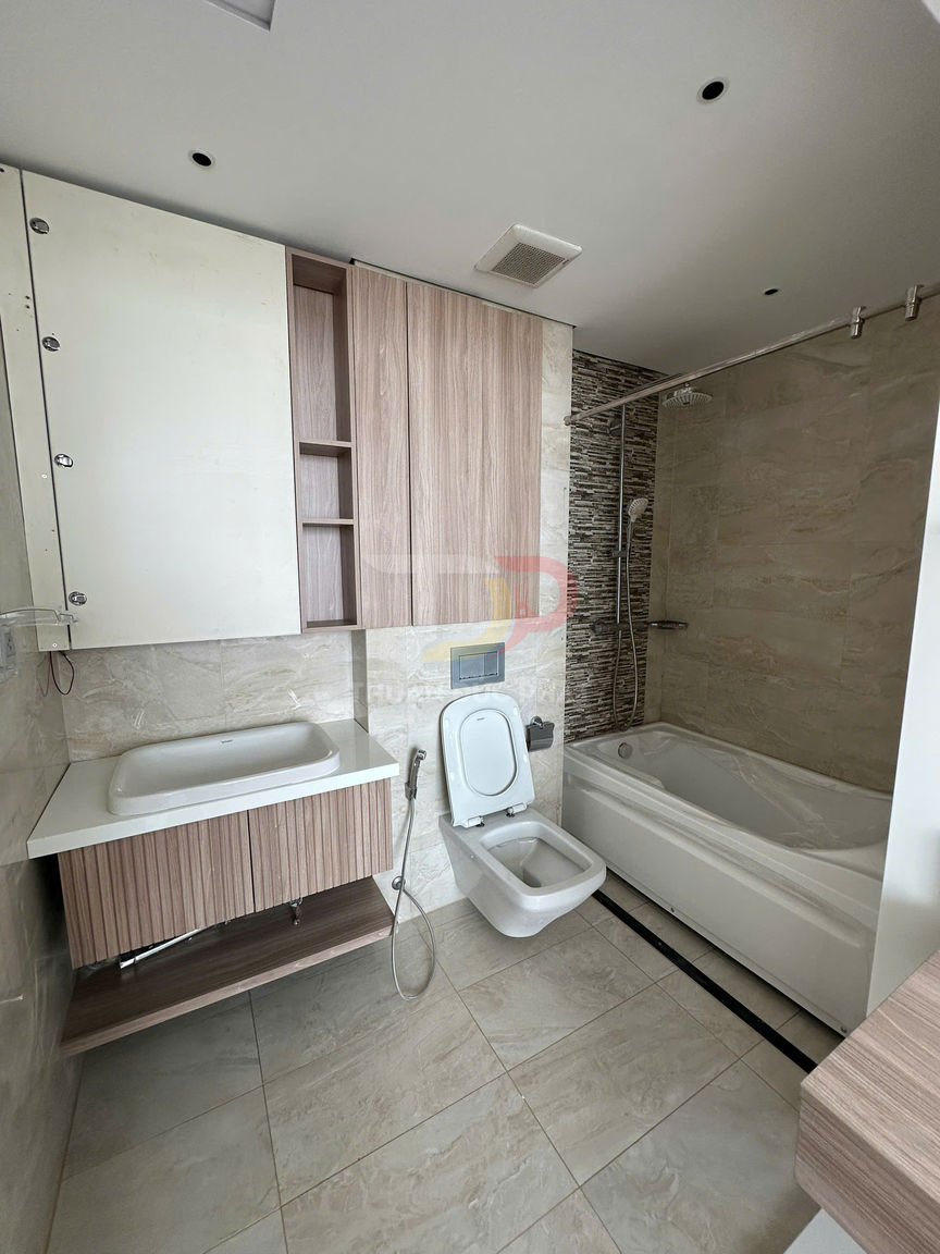 Cho thuê căn hộ Vinhomes Golden River tòa Aqua 3 căn hộ 2 phòng ngủ vòng cung đã sửa hoàn thiện giá 1800 đô la Mỹ mỗi tháng