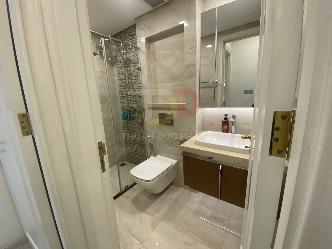 Cho Thuê Căn Hộ Vinhomes Golden River Lux 6 Full Nội Thất Setup Văn Phòng 1 Phòng Ngủ View Nội Khu Giá 26 Triệu Net