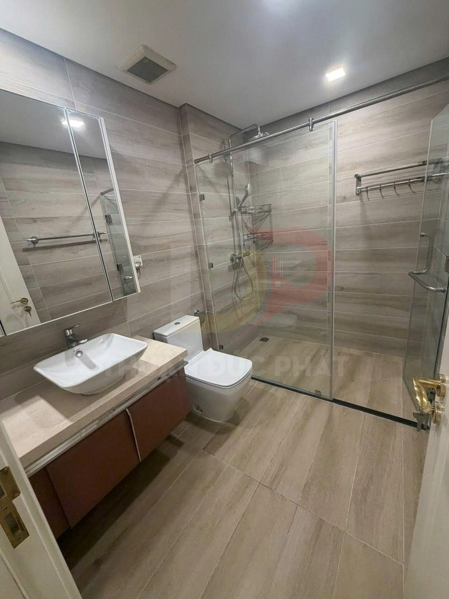 Phòng tắm hiện đại với bồn rửa mặt đặt bàn, bồn cầu và buồng tắm kính cửa lùa sang trọng