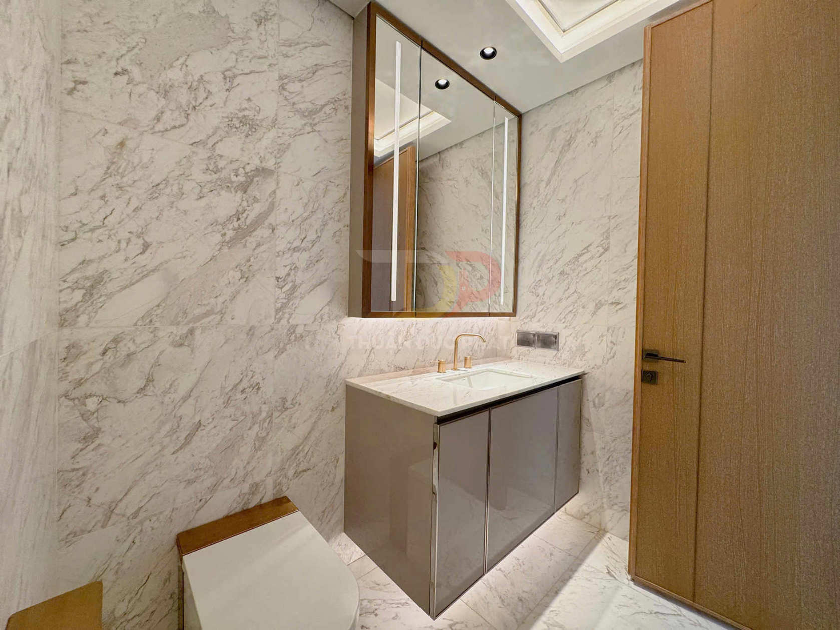 Phòng tắm hiện đại với tủ lavabo đá marble, vòi nước màu vàng đồng và gương lớn sang trọng