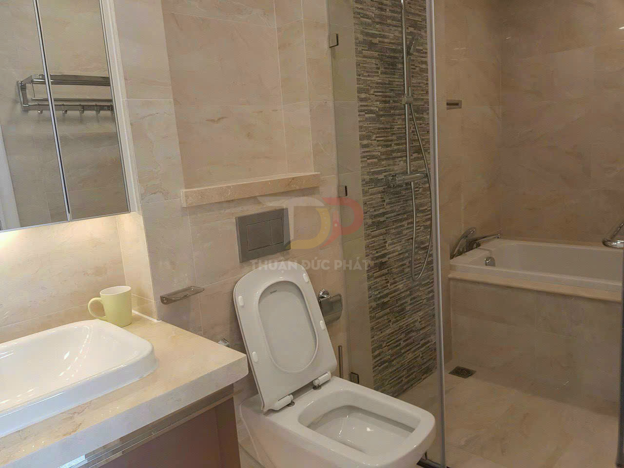 Bán căn hộ Vinhomes Golden River Aqua 2 view trực diện sông và Bitexco nội thất full giá 25 tỷ đang có hợp đồng thuê 35 triệu