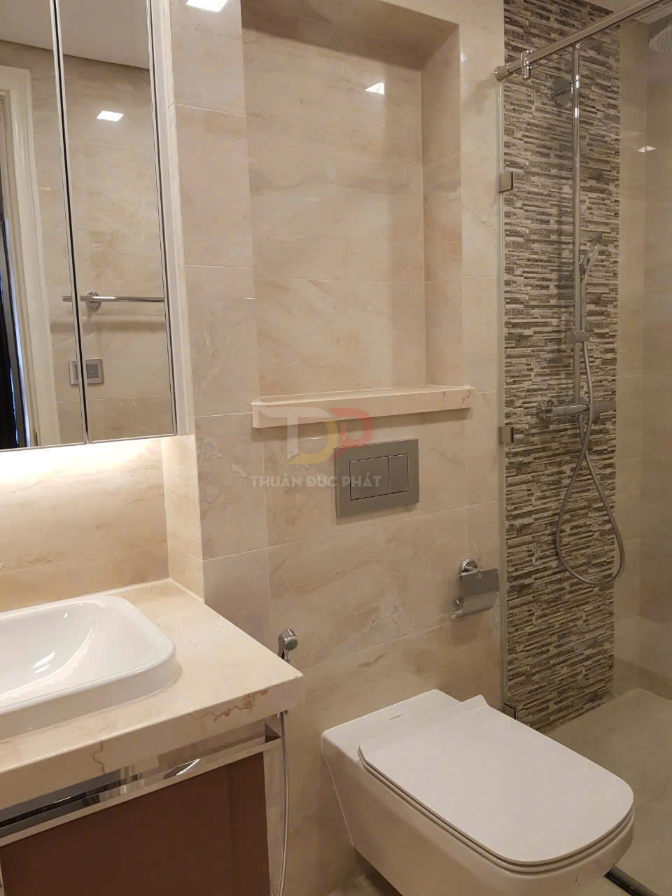 Cho thuê căn hộ Aqua 3 Vinhomes Golden River 2 phòng ngủ full nội thất view Landmark 81 giá tốt nhất thị trường